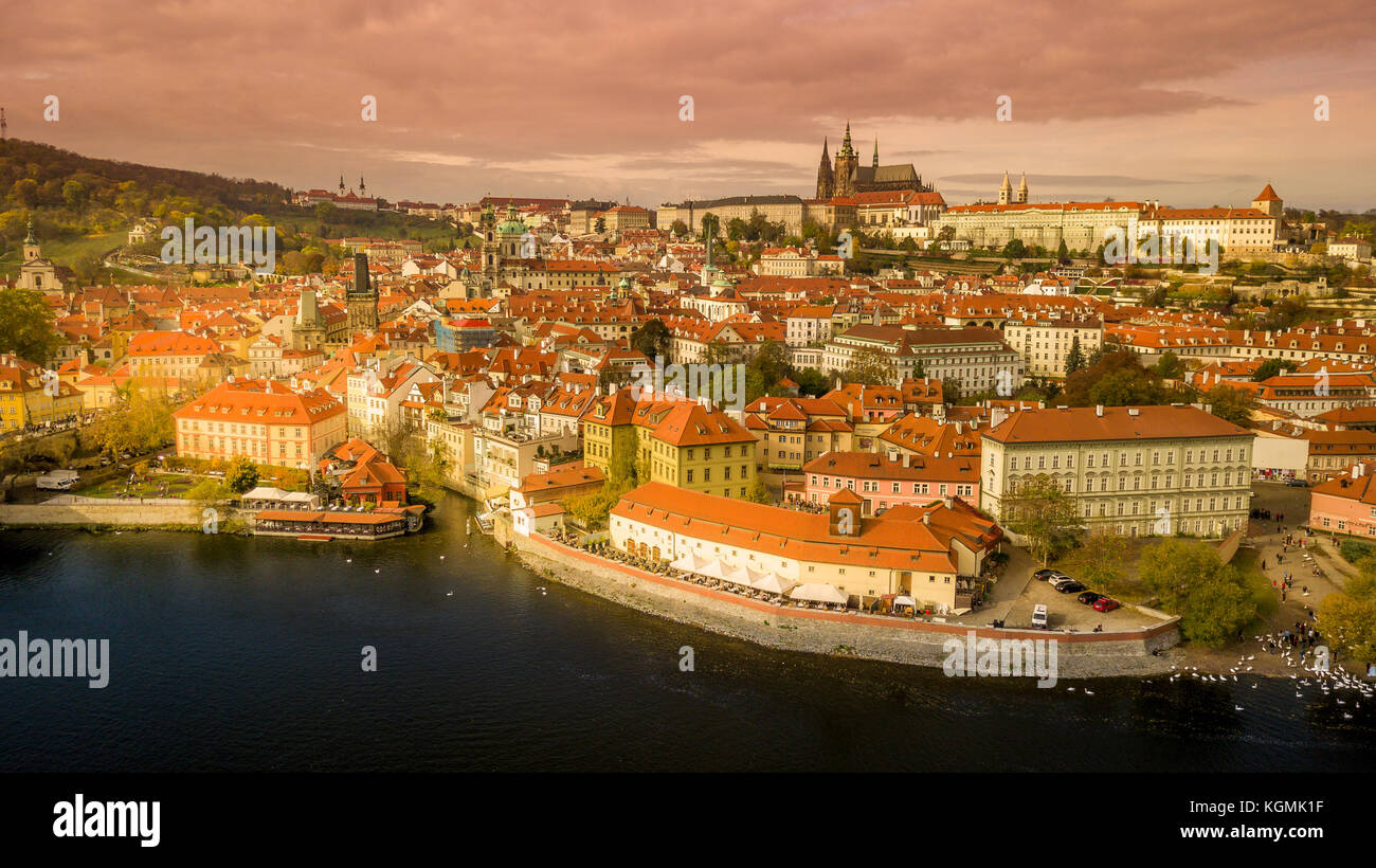 Luftbild von der Brücke Turm auf der Karlsbrücke und der Prager Burg, in der Tschechischen Republik Stockfoto