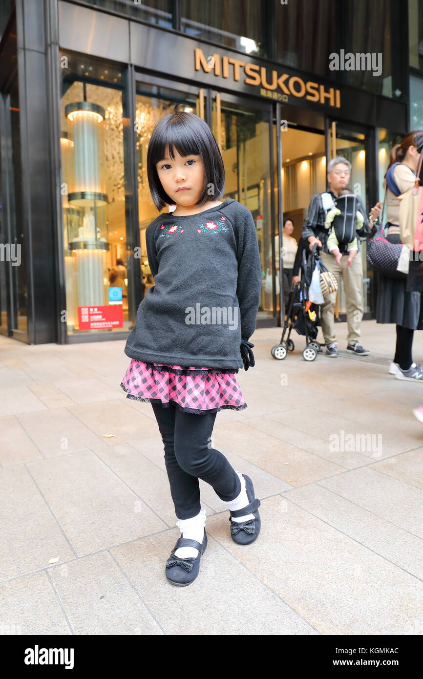 Das kleine Mädchen posiert vor dem Mitsukoshi-Shop. Model Release für den Main Kid ist OK Stockfoto