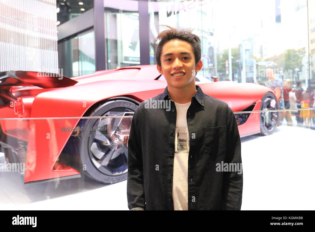 Ausländer bei Nissan Ginza Tokyo Japan. Die Modellfreigabe für die Hauptperson ist in Ordnung Stockfoto