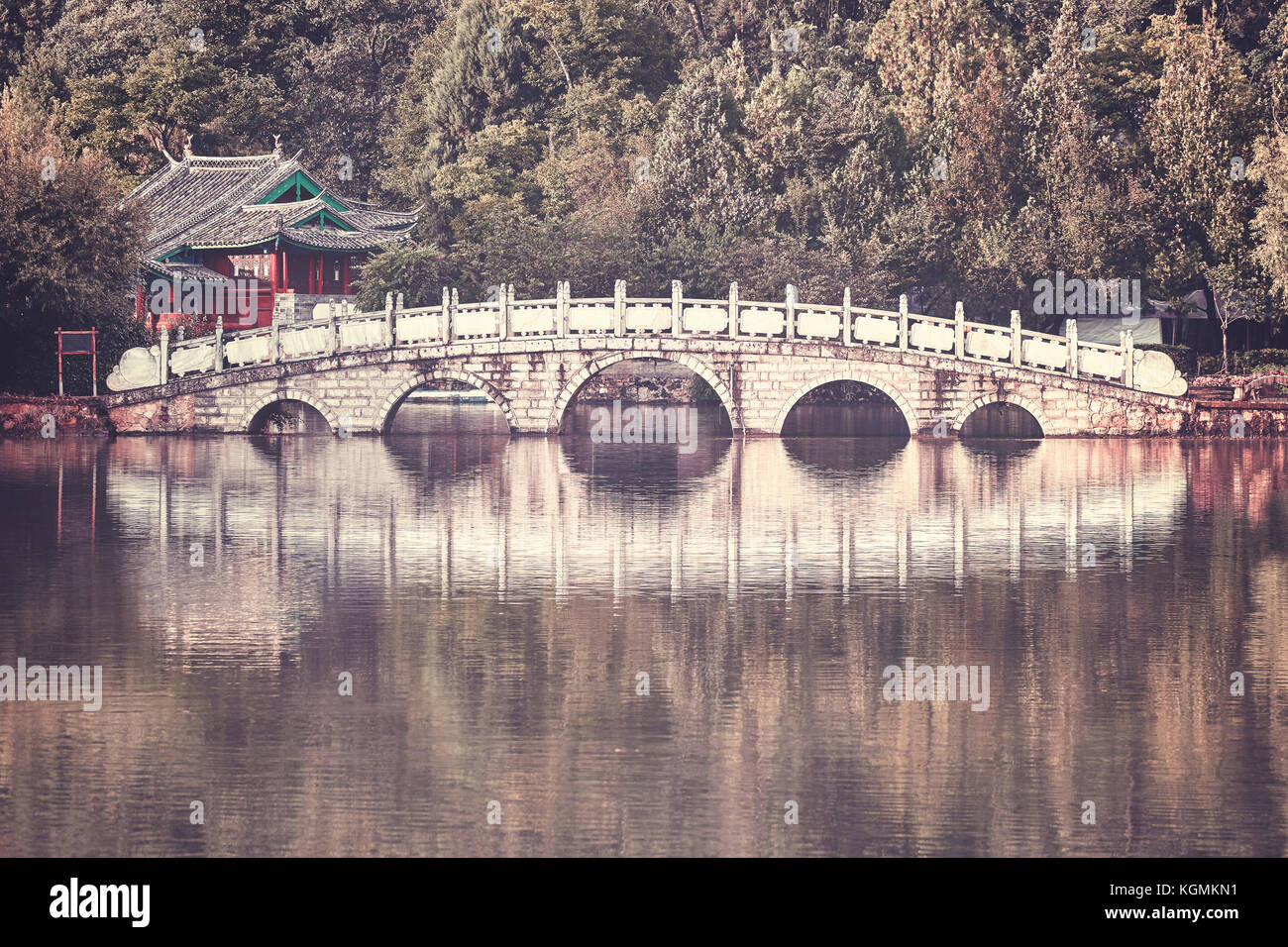 Retro getonten Bild von suocui Brücke durch den Pool des Schwarzen Drachens in Jade Spring Park, Lijiang, China. Stockfoto