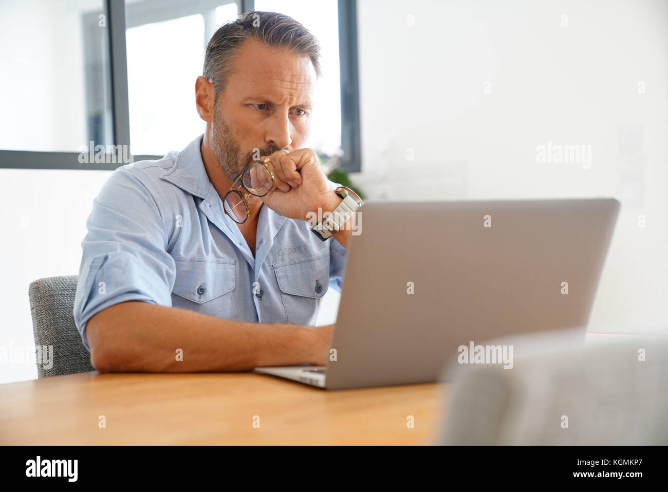 Mann arbeitet am Laptop zu Hause Stockfoto