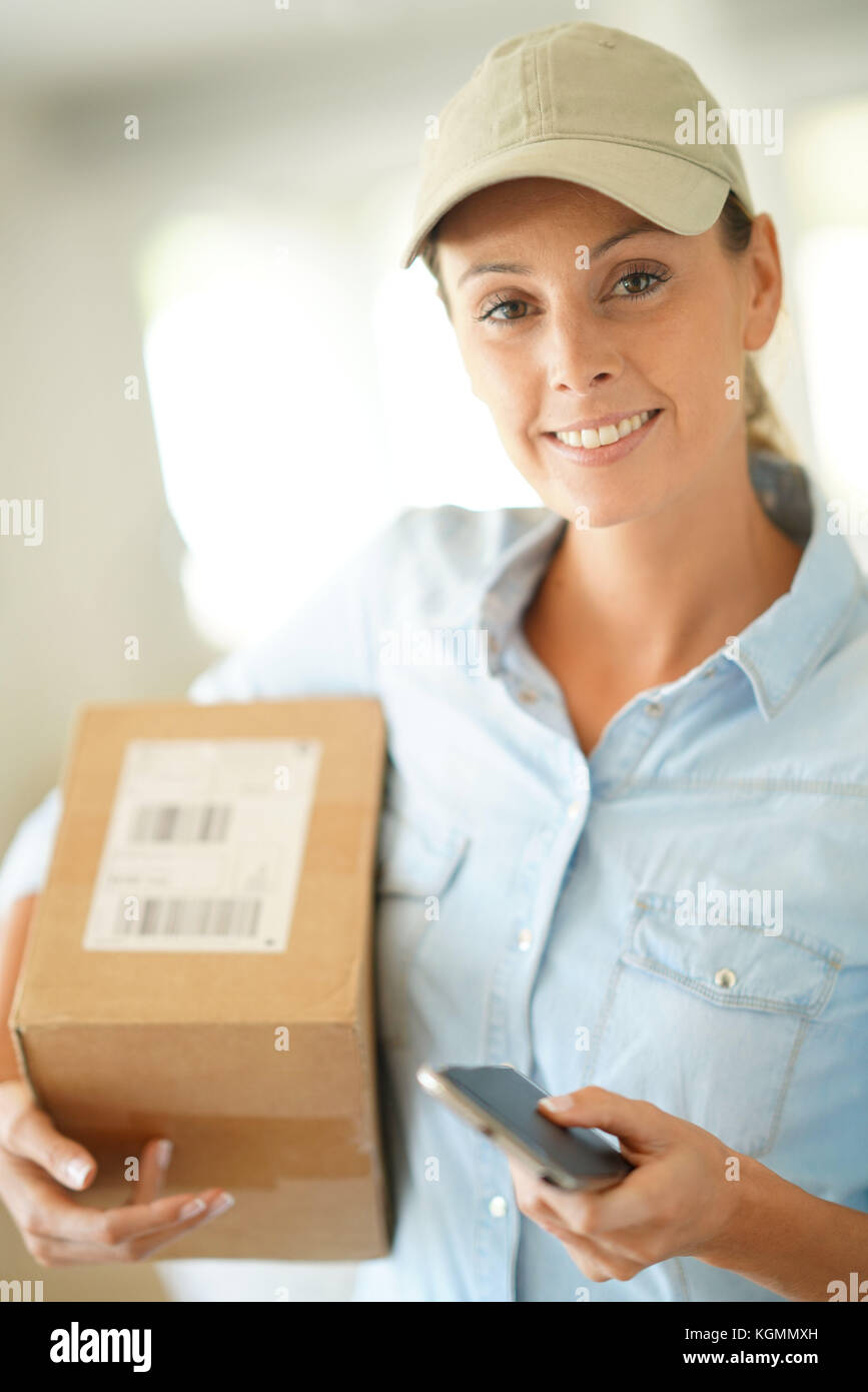 Portrait von lächelnden Lieferung Frau mit Paket Stockfoto