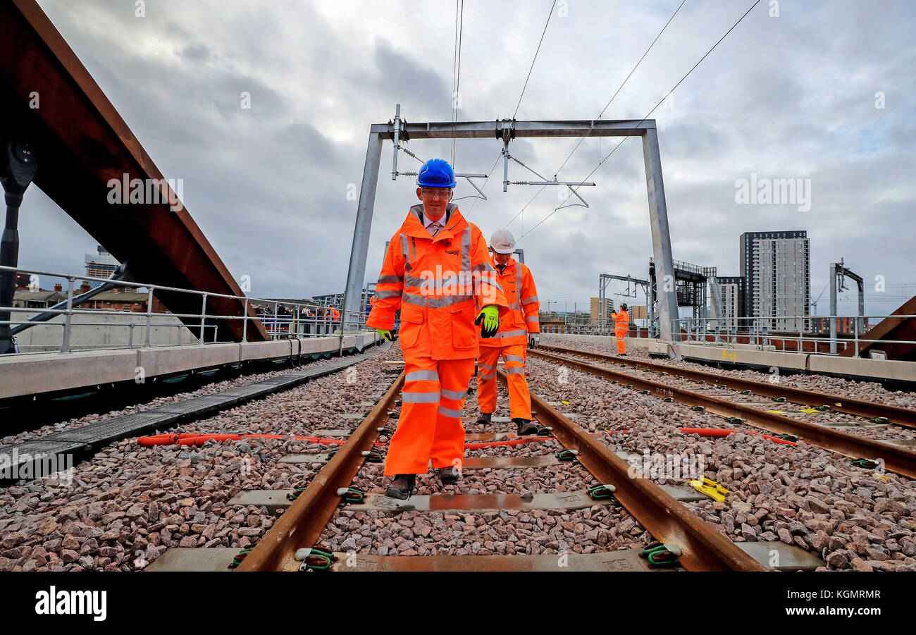 Paul Maynard, Staatssekretär für Verkehr im Parlament, mit Mitarbeitern von Network Rail bei der Zeremonie zur Fertigstellung der Ordsall Chord-Brücke in Manchester, als Teil einer Millionen Pfund schweren Eisenbahnentwicklung der North Rail-Pläne. Stockfoto