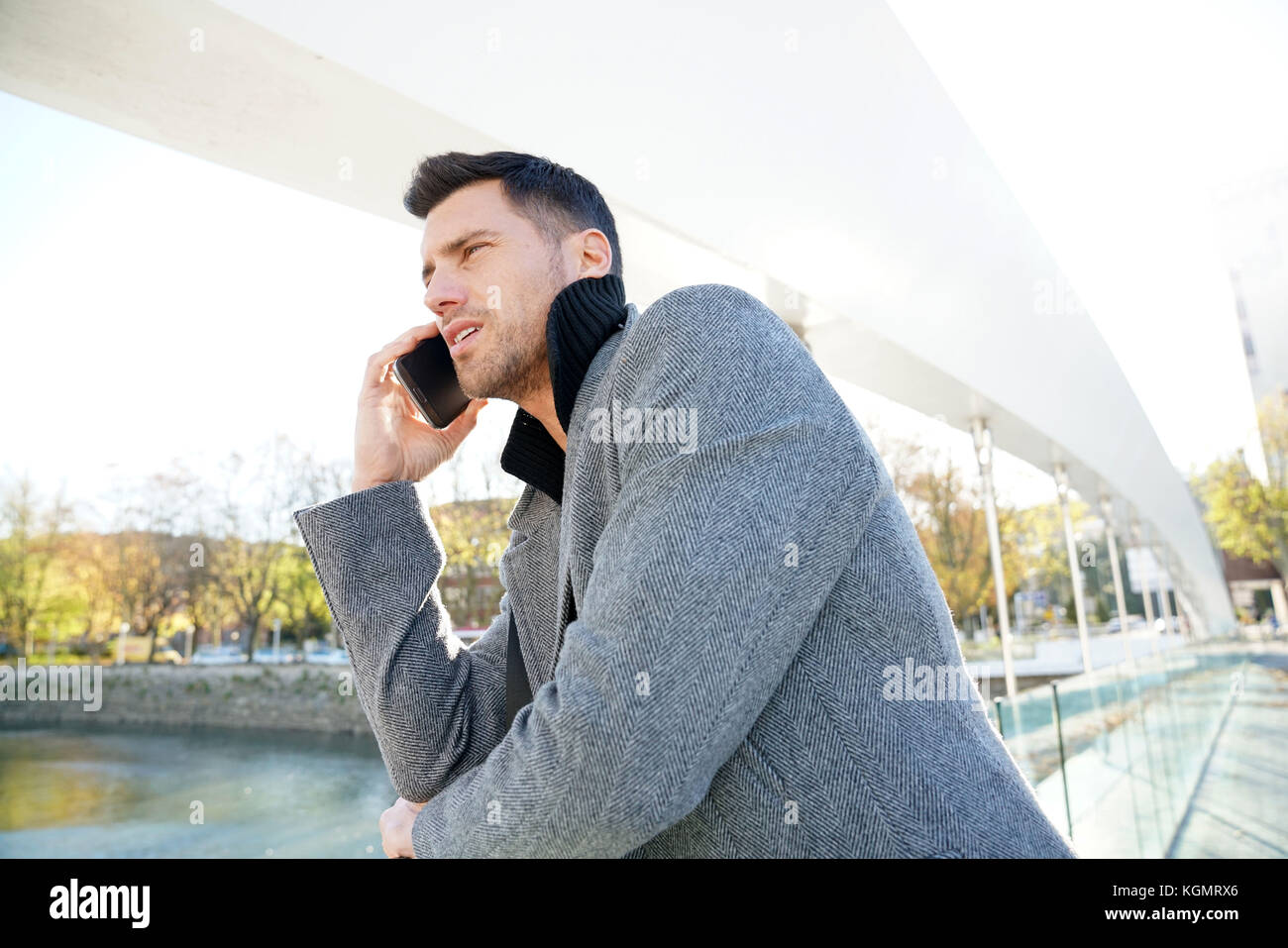 Gut aussehender Geschäftsmann außerhalb am Telefon sprechen Stockfoto