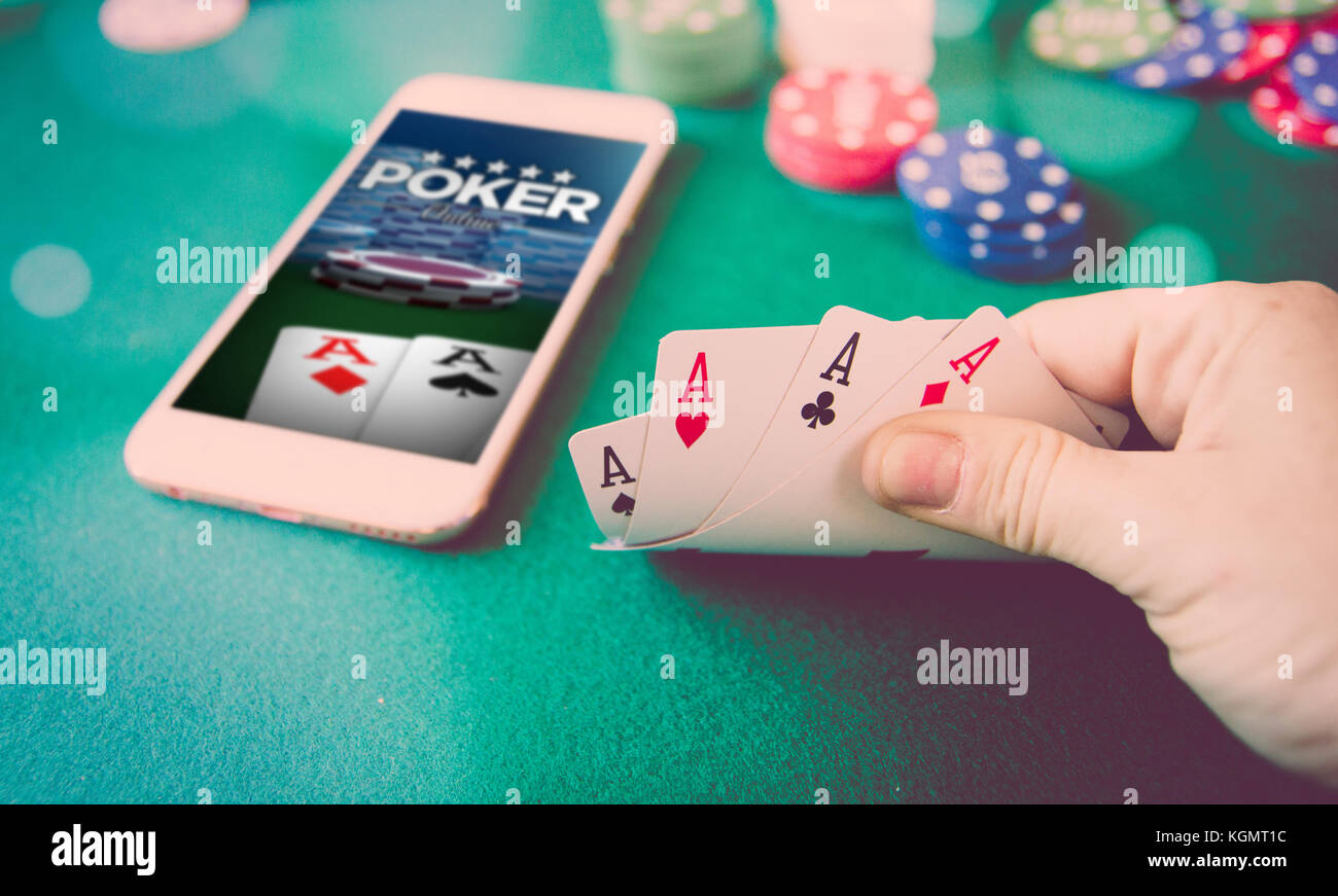Nahaufnahme Blick auf Poker Tisch mit Material und poker online Smartphone Stockfoto