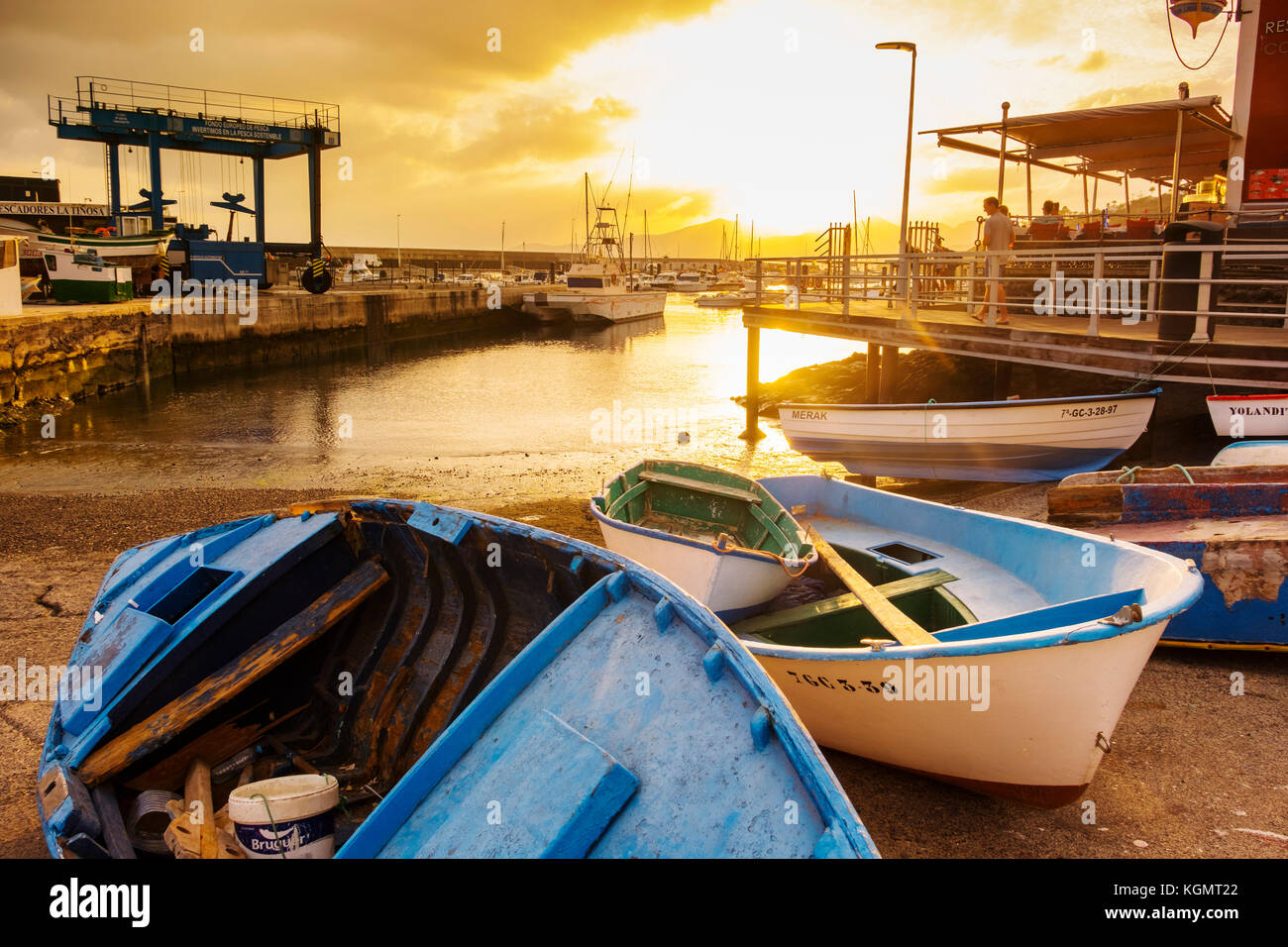 Fischerboote bei Sonnenuntergang, Fischerhafen, Puerto del Carmen. Lanzarote Island. Kanarische Inseln Spanien. Europa Stockfoto