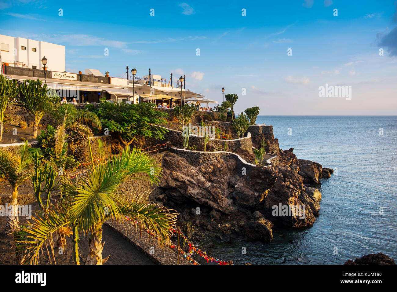 Restaurant bei Sonnenuntergang, Fischerhafen, Puerto del Carmen. Lanzarote Island. Kanarische Inseln Spanien. Europa Stockfoto