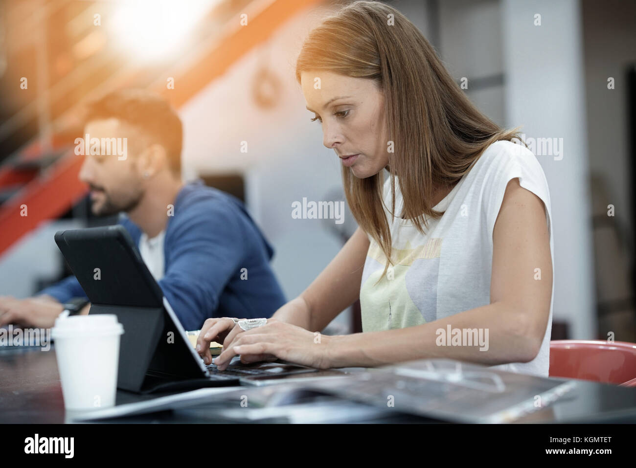 Trendige junge Leute, die in co-working Office Stockfoto