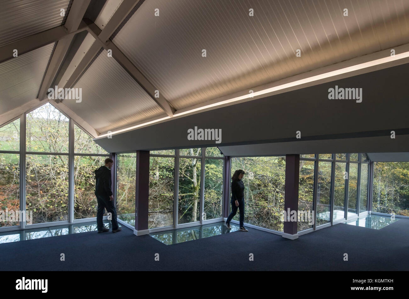 Besucher der neuen freitragenden Erweiterung über eine der spektakulärsten Natursehenswürdigkeiten Yorkshires, die sich über die How Stean Gorge erstreckt, eine einzigartige Kalksteinschlucht in den Yorkshire Dales, mit raumhohen Glaswänden und Glaswänden im Boden. Stockfoto