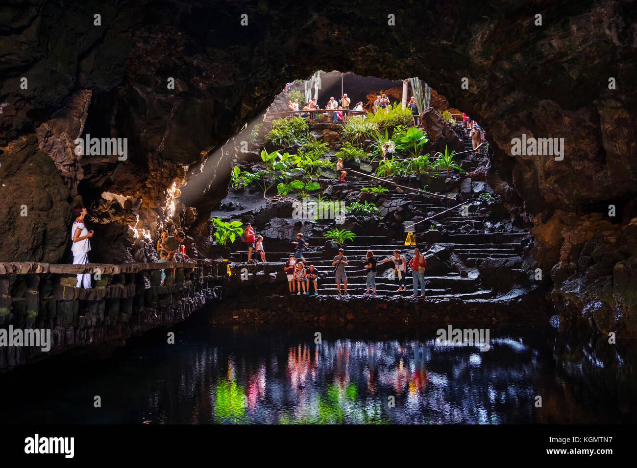 Natürliche See mit klaren und transparenten Wasser. Jameos del Agua. Kunst, Kultur und Tourismus Center erstellt von César Manrique. Haria. Insel Lanzarote. Cana Stockfoto