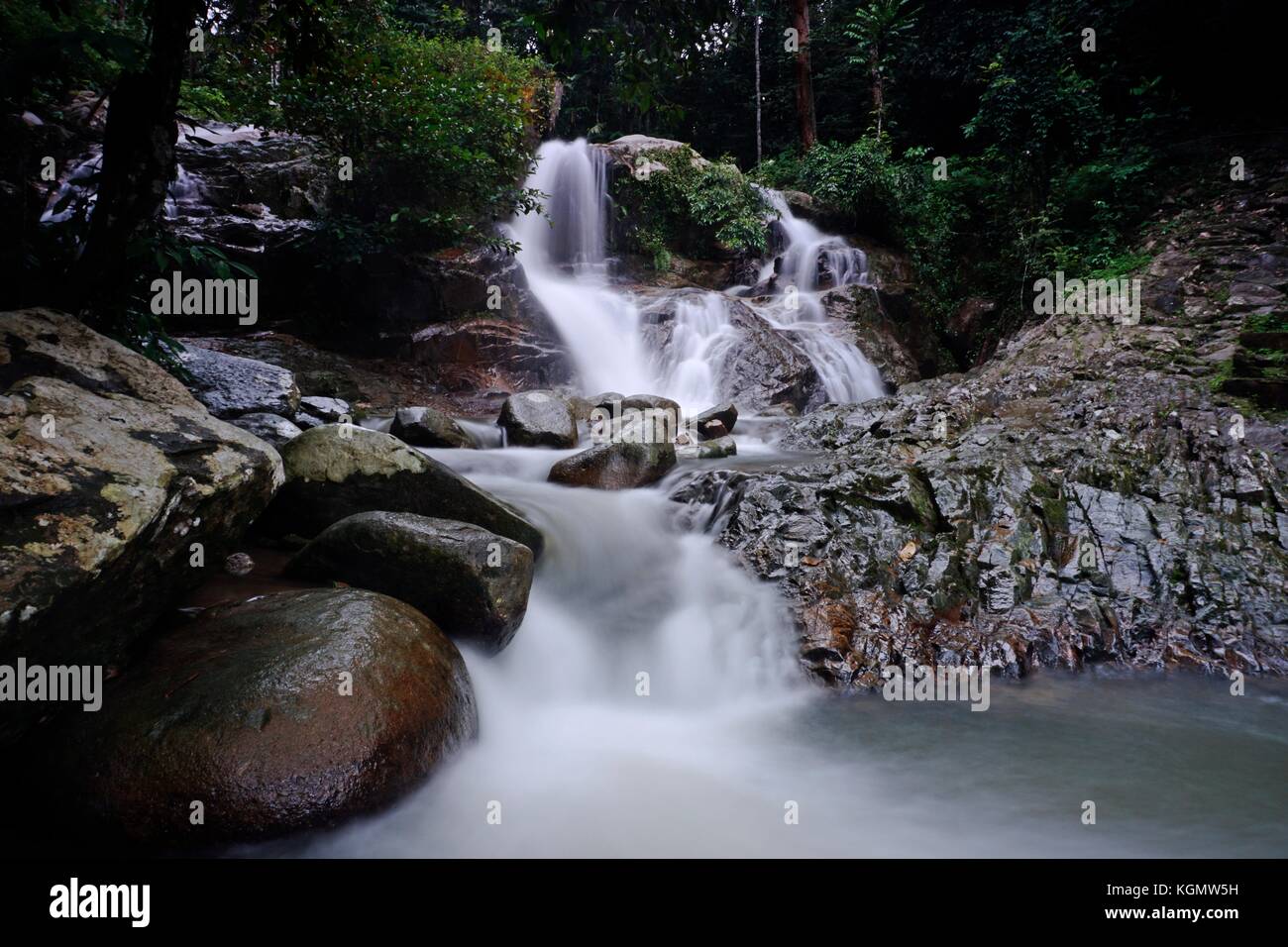 Den besten Blick auf den Wasserfall bei jeram tengkek, Batu kikir, Negeri Sembilan, Malaysia Stockfoto