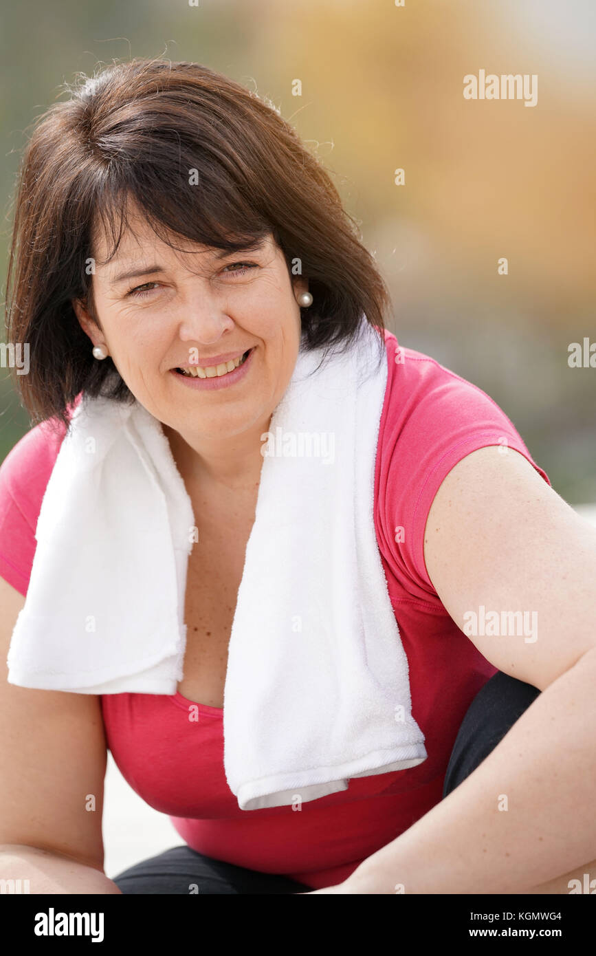 Portrait von übergewichtigen Frau in fitness Outfit Stockfoto