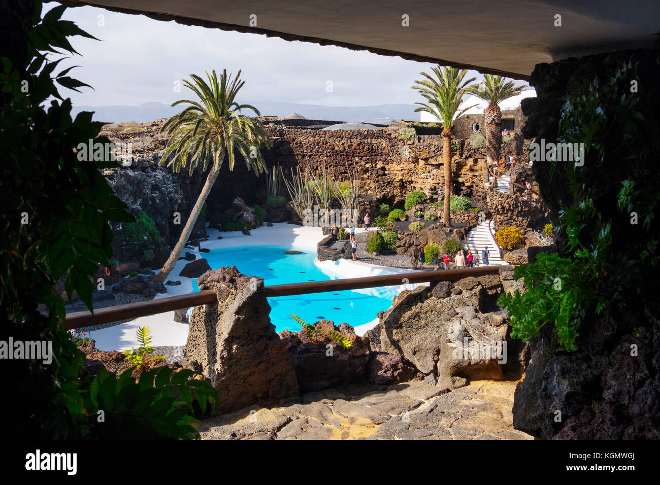 Garten und Pool. Jameos del Agua. Kunst, Kultur und Tourismus Zentrum von César Manrique. Haria. Lanzarote Island. Kanarische Inseln Spanien. Europa Stockfoto