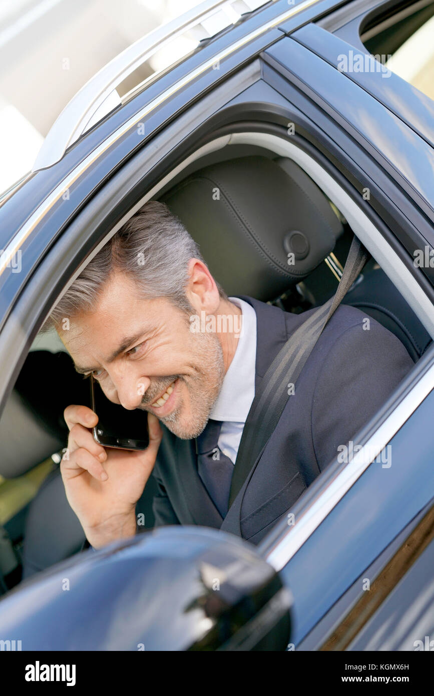 Private Fahrer im Auto am Telefon sprechen Stockfoto