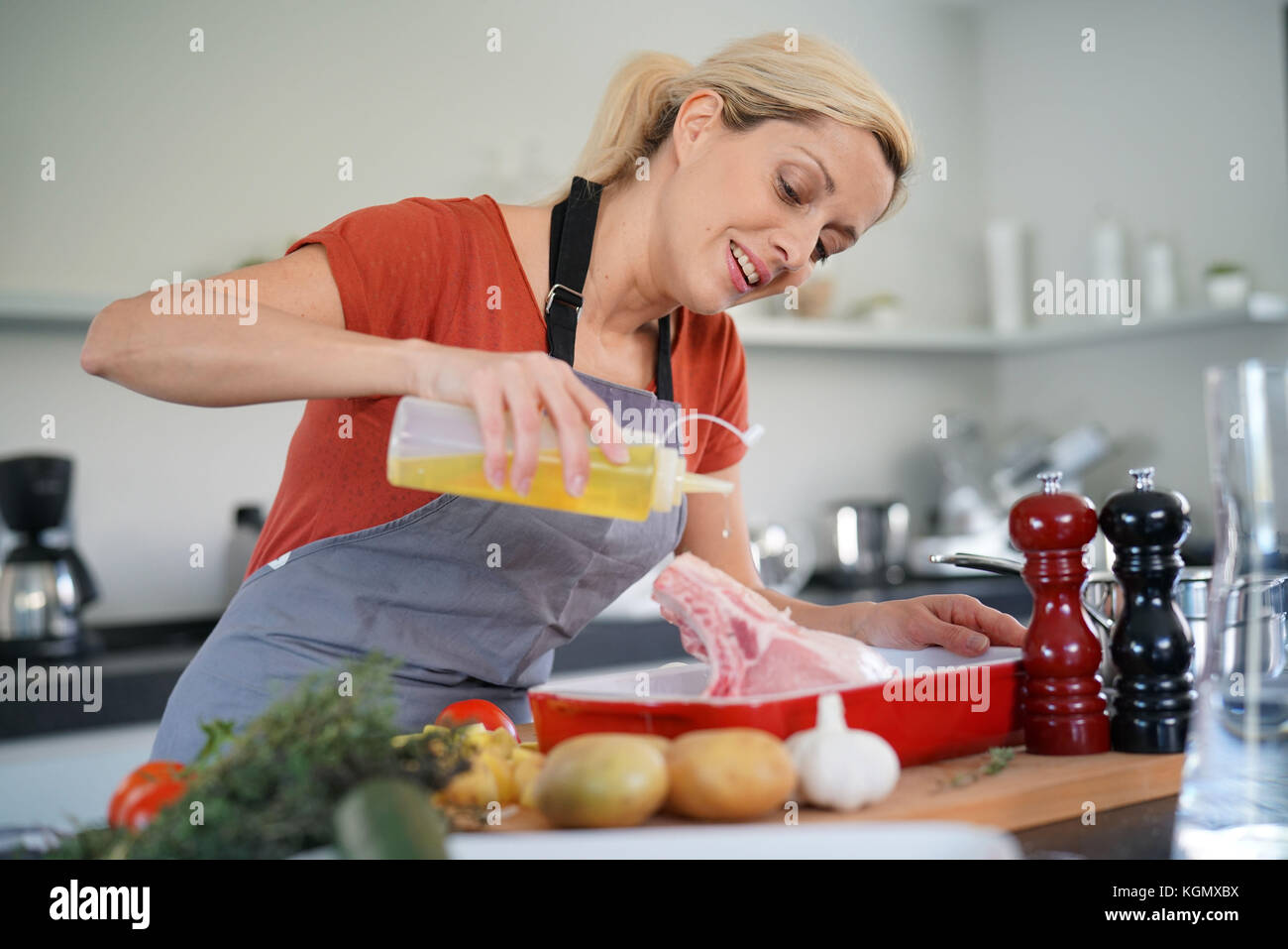 Die Frau in der Küche kochen Gericht zum Abendessen Stockfoto