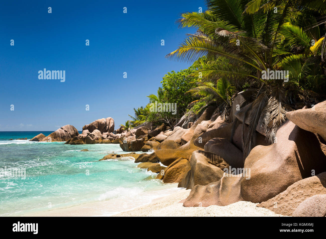 Die Seychellen, La Digue, Petit Anse, Strand, erodiert Granit Felsen im Meer Stockfoto