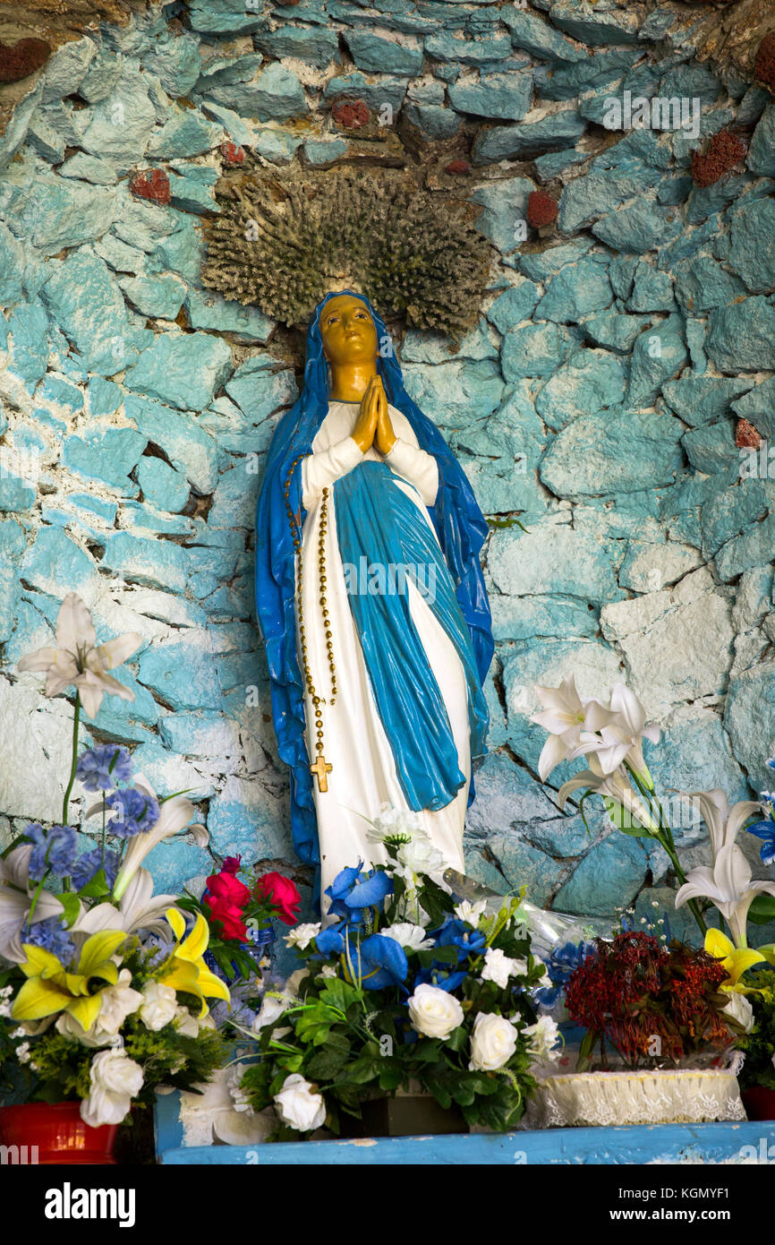 Die Seychellen, La Digue, Religion, Straßenrand katholischen Schrein, hingebungsvollen Abbildung der Jungfrau Maria Stockfoto