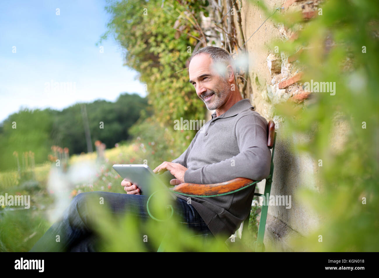 Mann Entspannung im Landhaus am Wochenende Stockfoto