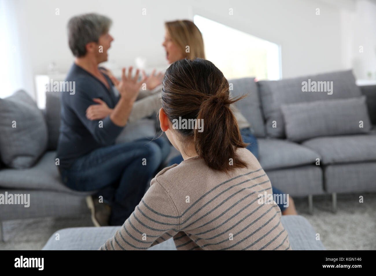 Eltern kämpfen und Tochter umgekippt werden Stockfoto