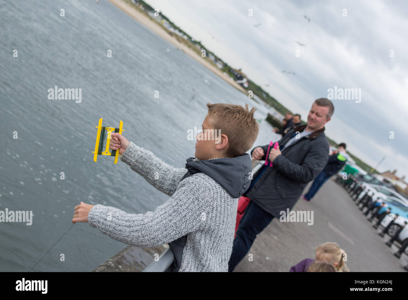 Mudeford, Christchurch, Großbritannien - 15 April 2017: Menschen Abdrift bei Mudeford Quay. Beliebtes Urlaubsziel für Familien in Großbritannien. Stockfoto