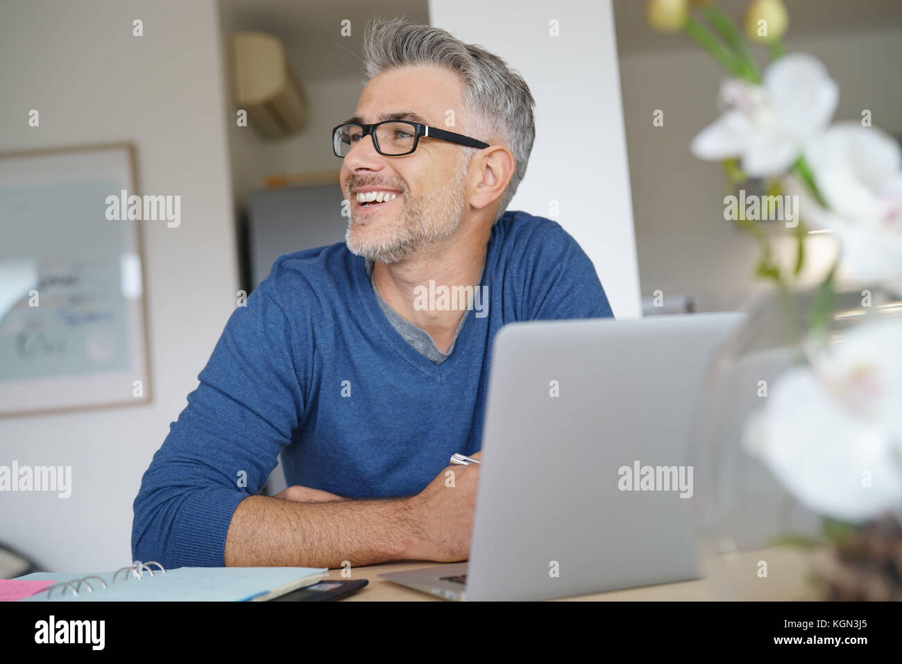 Mann im mittleren Alter, die von zu Hause aus arbeiten - Büro auf Laptop Stockfoto