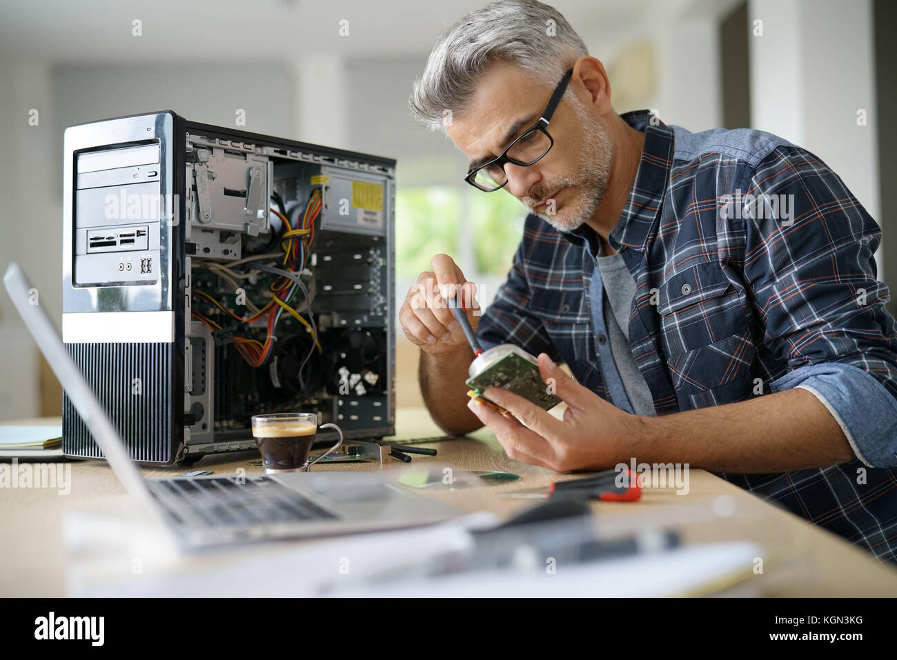 Computer reparatur -Fotos und -Bildmaterial in hoher Auflösung – Alamy
