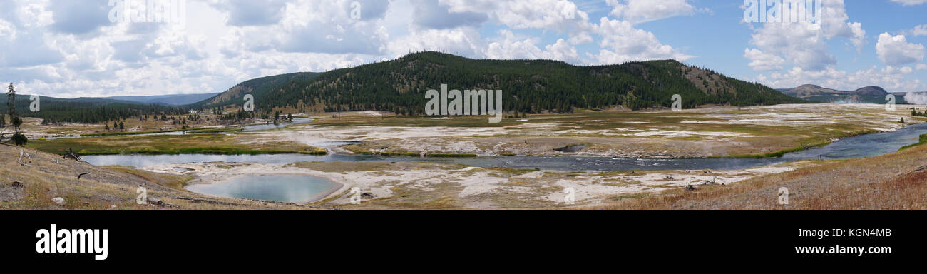 Blick auf den Fluss und Geysire im Yellowstone National Park, Montana Stockfoto