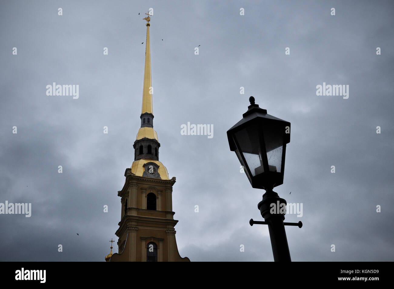 Turm der Kathedrale von Peter und Paul Festung und vintage Laterne Stockfoto