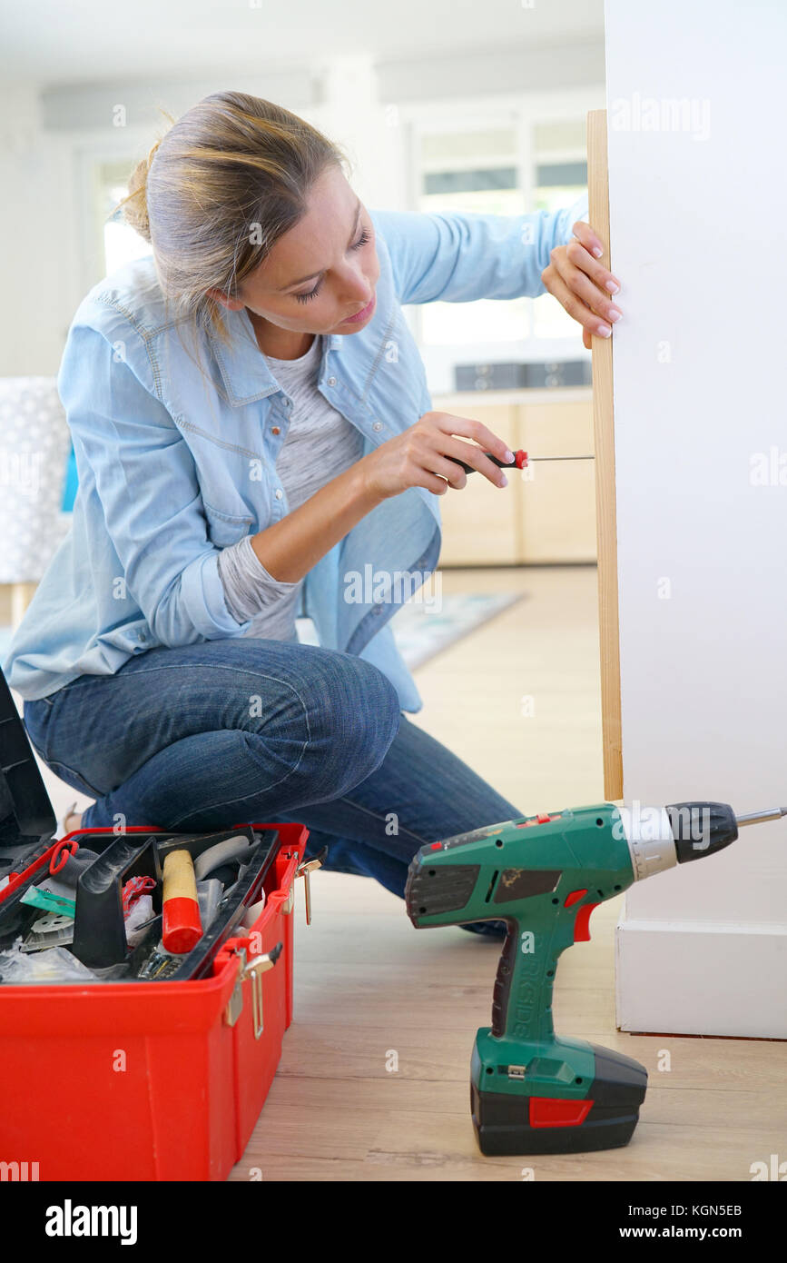 Frau tun DIY-Arbeit zu Hause Stockfoto