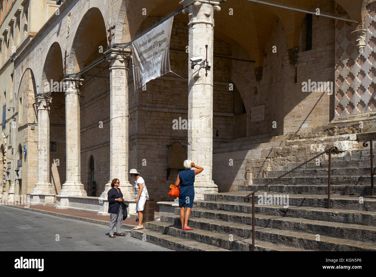 Drei Touristen auf die Schritte des Duomo, Kathedrale, Perugia, Umbrien, Italien Stockfoto