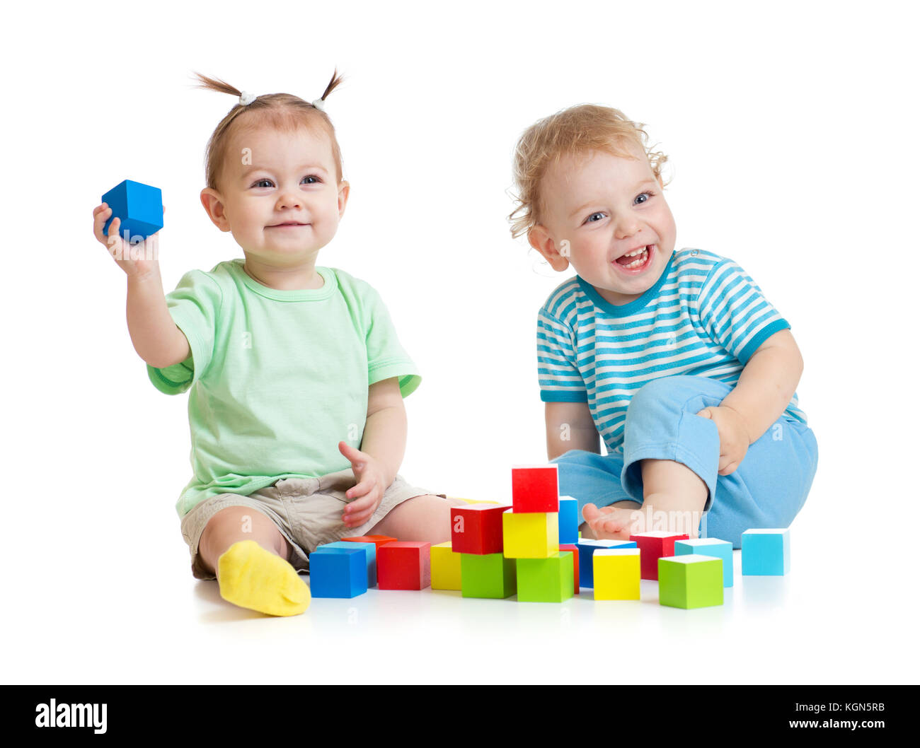 Lustige Kinder spielen farbenfrohen Spielzeuge auf Weiß isoliert Stockfoto