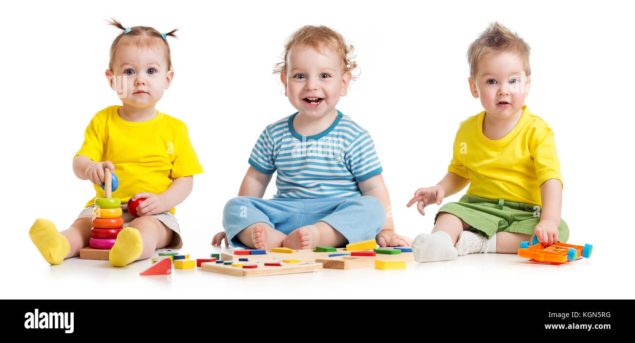 Lustige Kinder Gruppe spielen farbenfrohen Spielzeuge isoliert auf weißem Stockfoto
