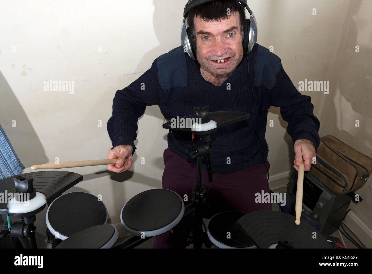 Menschen mit Lernschwierigkeiten spielen elektronische Drums Stockfoto