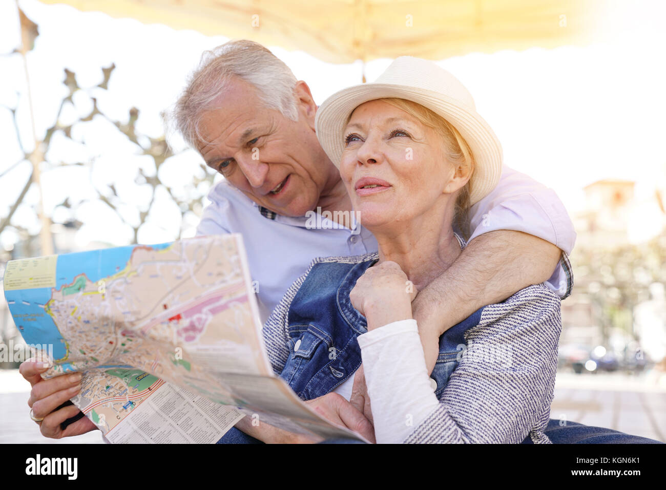 Senior paar Touristen im Stadtplan suchen Stockfoto