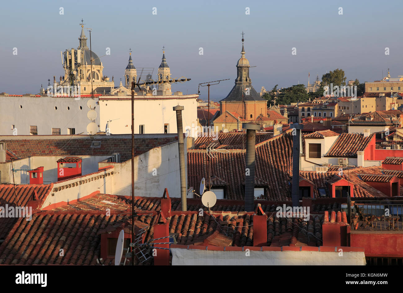 Die Dächer der Gebäude im Barrio La Latina, das Stadtzentrum von Madrid, Spanien Blick auf Kathedrale Stockfoto