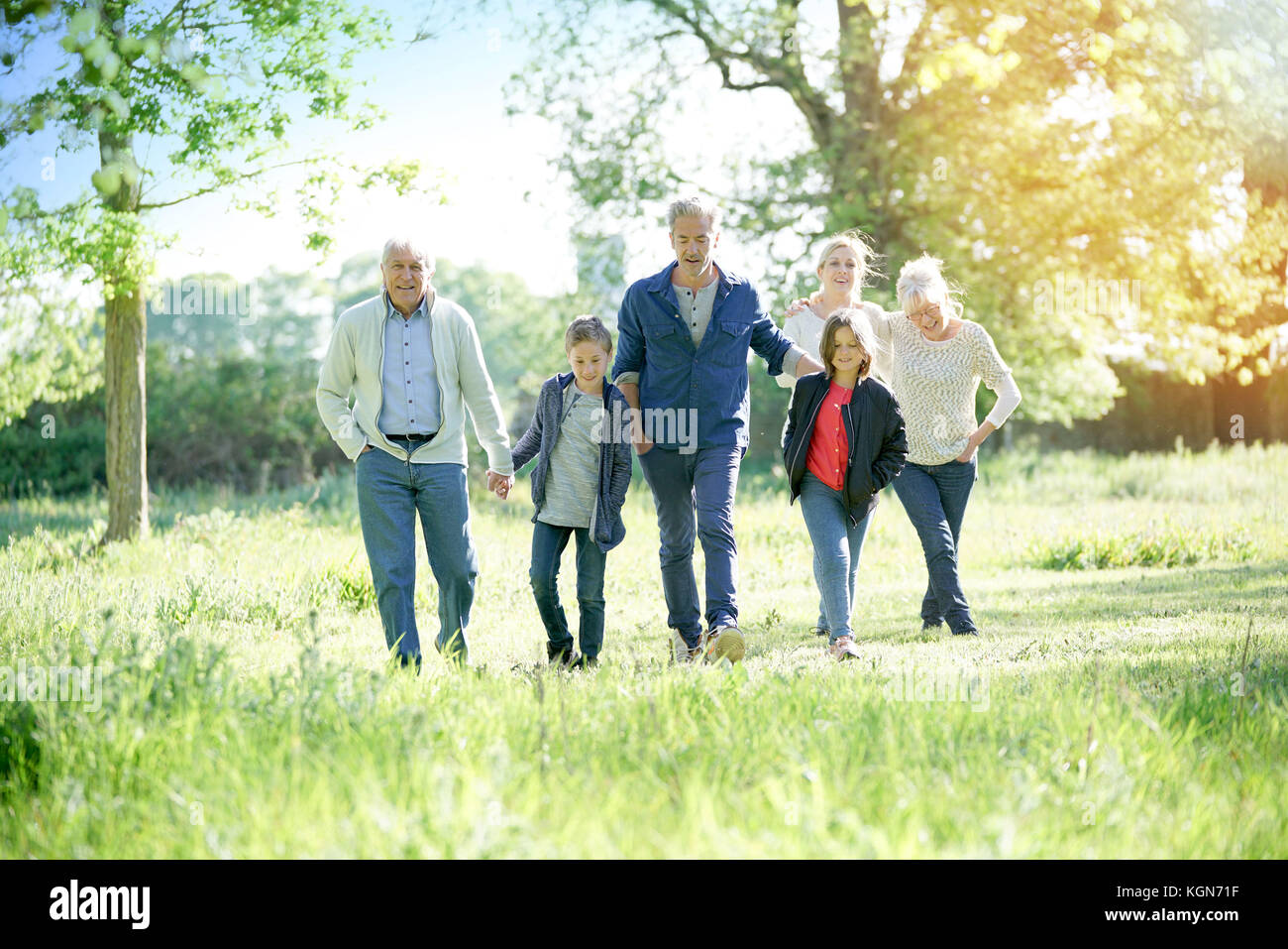 Glückliche Familie von 6 Walking im Park Stockfoto