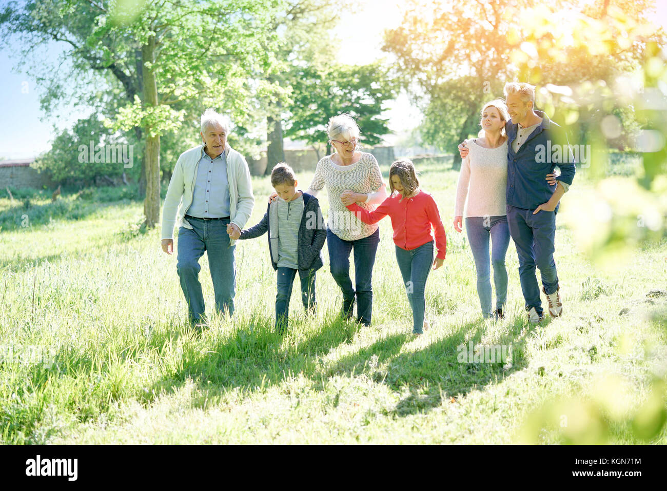Glückliche Familie von 6 Walking im Park Stockfoto