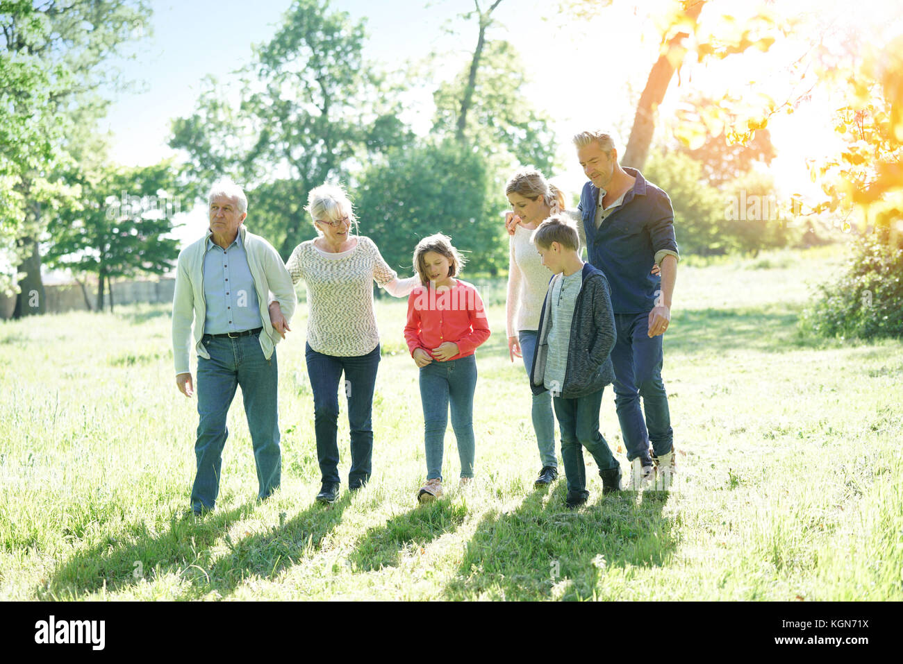 Glückliche Familie von 6 Walking im Park Stockfoto