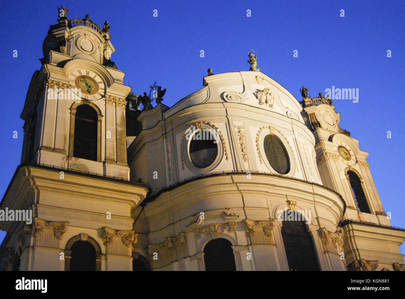 Blick von unten auf den architektonischen Details in Salzburg, Österreich Stockfoto