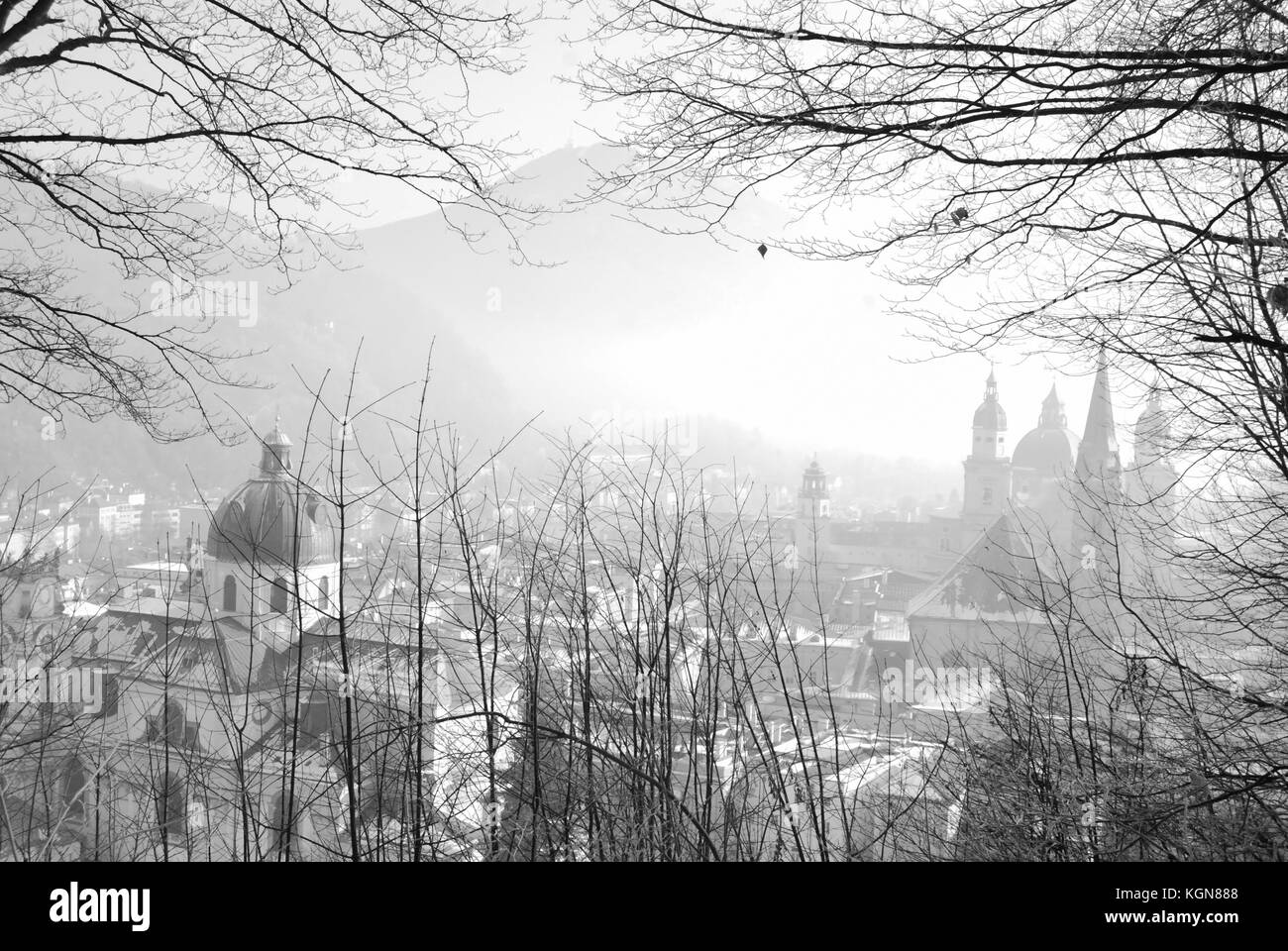 Blick auf Salzburg von nahe gelegenen Berg im Winter nebligen Tag Stockfoto