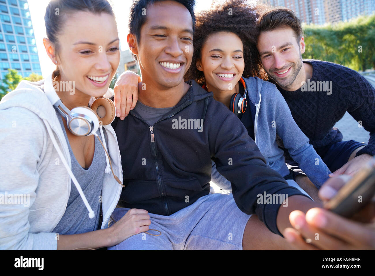 Eine Gruppe von Freunden im casual Outfit unter selfie Bild mit Smartphone Stockfoto