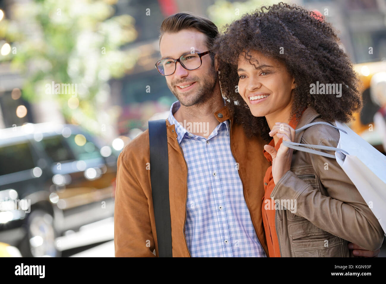 Fröhliche Paare tun, Shopping in New York City Stockfoto