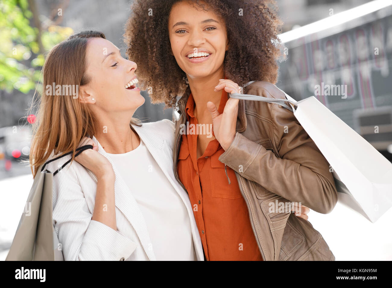 Freundinnen in Manhattan Einkauf an einem sonnigen Tag Stockfoto