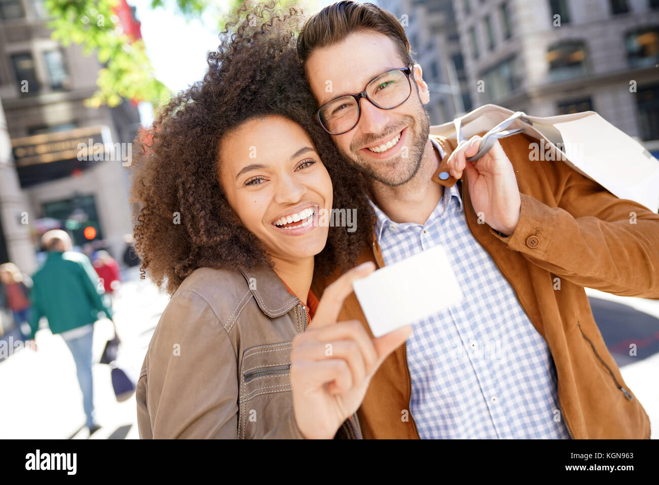 Paar in Manhattan übersicht Shopping card Stockfoto