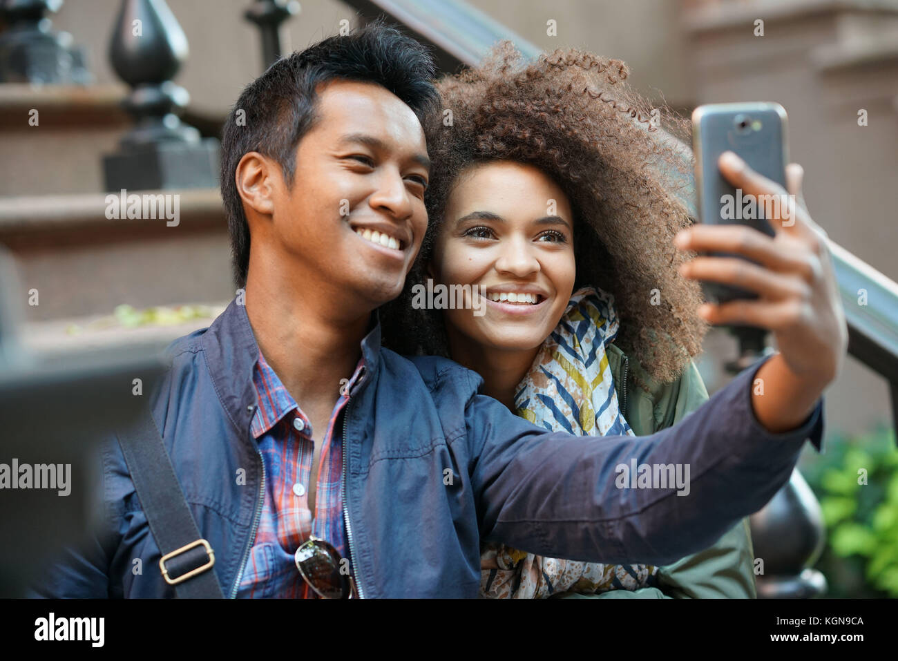 Mixed-Race Paar unter selfie Bild Stockfoto