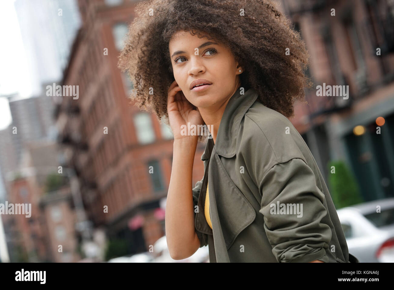 Fancy City Girl Überqueren der Straße, new york city Stockfotografie