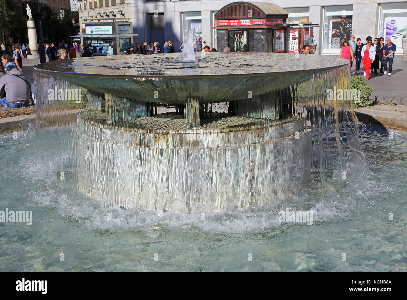 Springbrunnen in der Plaza de La Puerta del Sol, das Stadtzentrum von Madrid, Spanien Stockfoto