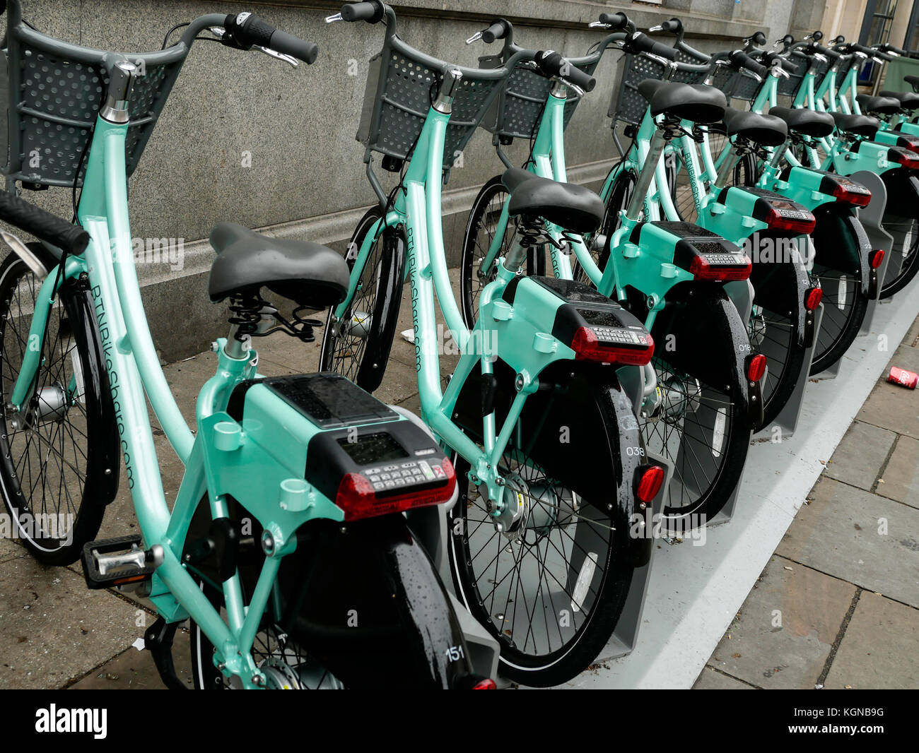 Reihen von E-Bikes mieten Brighton england Stockfoto