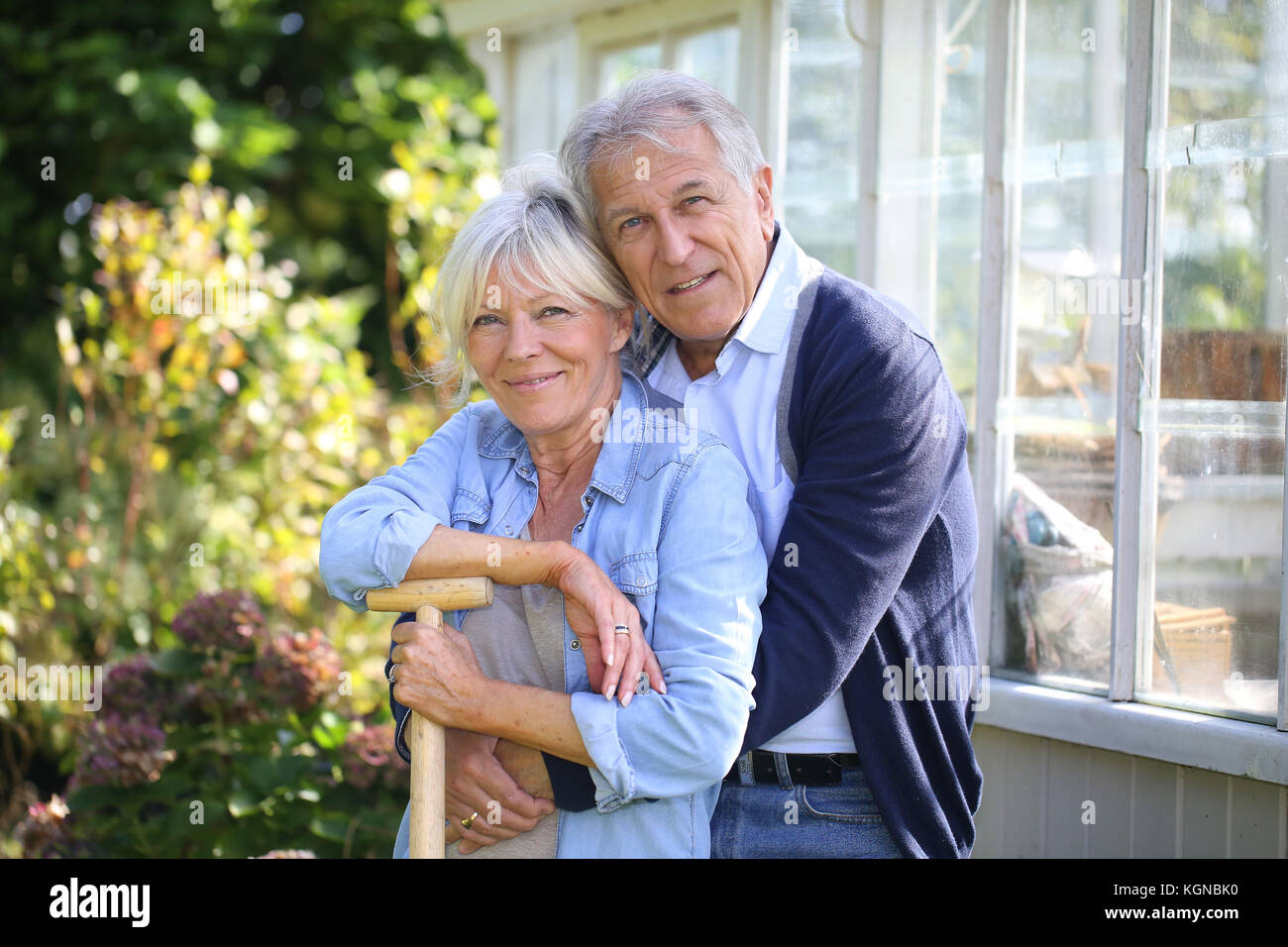 Senior Paar stehen Gewächshaus im Garten Stockfoto