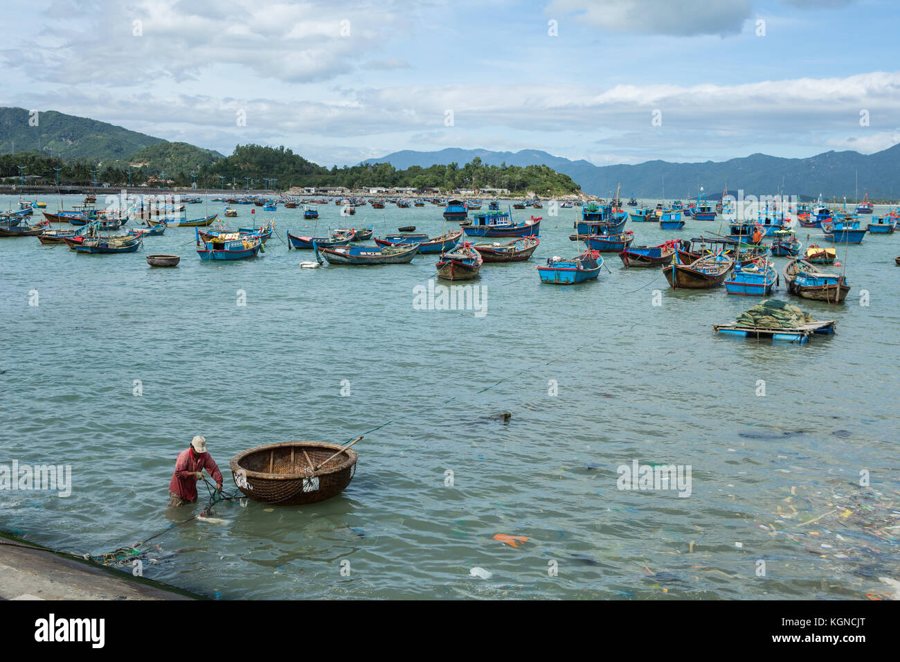 Traditionelle alte hölzerne vietnamesischen Boote und runde Fischerboote thung Chai. Lokale gewebt Bambus Warenkorb Boote oder coracle günstig in der Nähe von Hafen. Vietnam Stockfoto